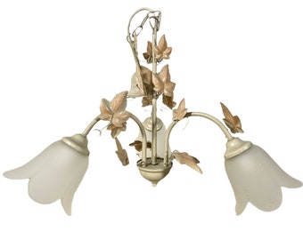 Könnte beinhalten: Ein weißer und goldener Kronleuchter mit drei mattierten, tulpenförmigen Glasschirmen und dekorativen Efeublättern.