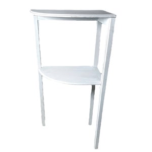 Op de afbeelding: Witte hoektafel met twee planken. De tafel is gemaakt van hout en heeft een eenvoudig ontwerp.