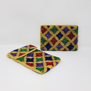 Peut inclure: Deux petites bourses en perles avec un motif géométrique dans des tons de vert, rouge, violet, or et bleu.