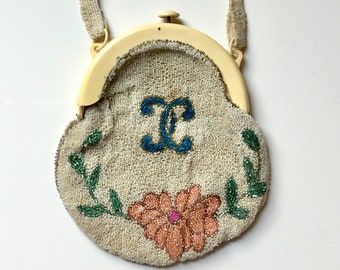 1900-tals handväska med pärlor och celluloidram // Antik elfenbensfärgad mikropärlväska // Designerväska med vintagepärlor och dammotiv