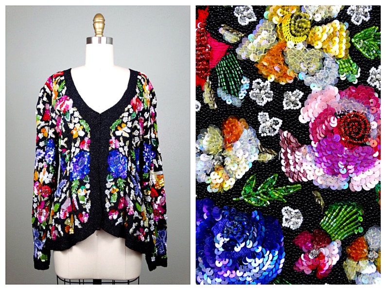 Pode incluir: Um casaco preto com um padr&atilde;o floral feito de lantejoulas e contas. O casaco tem um decote em V e mangas compridas. As flores s&atilde;o em tons de rosa, azul, verde, amarelo e laranja.