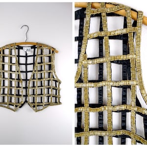 Peut inclure: Un gilet sans manches noir avec un motif de grille dorée en bordure perlée.