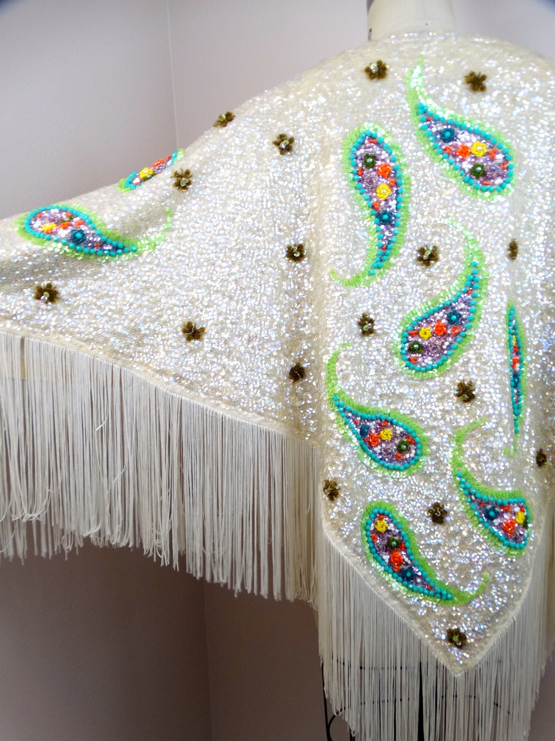 華やかショール★FOREVER NEW★スパンコール Carmen Sequin Cape 60s 70s Iridescent Sequin Beaded Fringe Poncho / Ivory