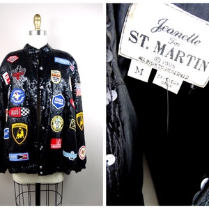 Peut inclure: Une veste noire en sequins avec une variété de patchs colorés de marques de voitures et d'automobiles. La veste a une fermeture éclair et un col montant. L'étiquette indique "Jeanette For ST. MARTIN © 1985 ALL RIGHTS RESERVED" et "M DR. CLEAN ONLY".