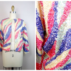 Cárdigan adornado con lentejuelas de los años 50 y 60 / Chaqueta suéter vintage con lentejuelas en tonos pastel rosa, morado y amarillo iridiscente de los años 50 y 60