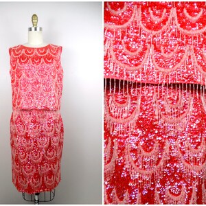 Saia com franjas e lantejoulas e blusa sem mangas dos anos 50 e 60 / Vestido com lantejoulas vermelhas e rosas iridescentes dos anos 1950 e 1960, conjunto de 2 peças