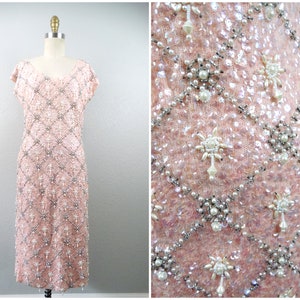 Vestido midi de lana con lentejuelas iridiscentes de los años 50 y 60 / Vestido rosa pastel con flecos de perlas, borlas y cuentas, muy adornado