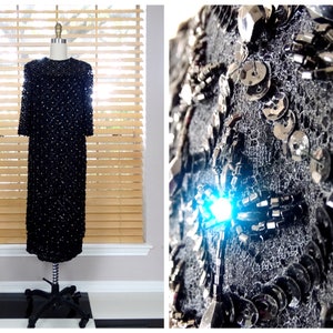 Sukienka z cekinami z lat 50. XX wieku – czarna koronka, kryształki, koraliki