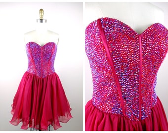 Y2K Rubinrotes, irisierendes Kleid mit Kristallverzierung // Späte 90er 2000er Kurzes Abendkleid // Rosa Bustier-Minikleid
