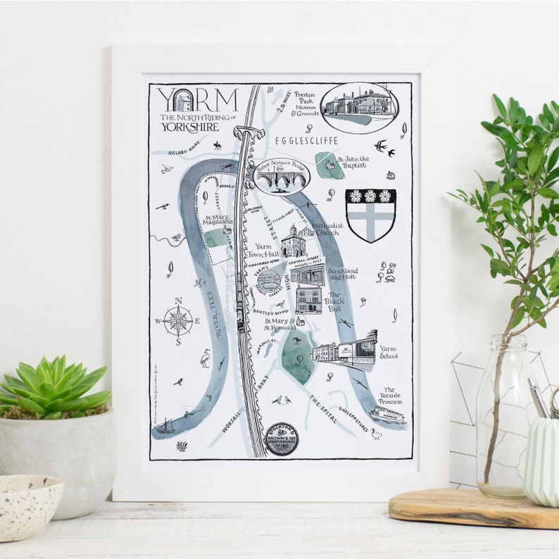 Puede incluir: Un mapa ilustrado en blanco y negro de Yarm, The North Riding of Yorkshire, Inglaterra. El mapa muestra el r&iacute;o Tees, el ayuntamiento, la iglesia de Santa Mar&iacute;a, el Black Bull y otros puntos de referencia. El mapa est&aacute; enmarcado en un marco blanco.