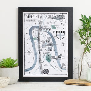 Puede incluir: Un mapa ilustrado en blanco y negro de Yarm, The North Riding, Yorkshire. El mapa muestra la ubicaci&oacute;n de varios puntos de referencia, incluyendo el Ayuntamiento, el Black Bull y el Teeside Princess. El mapa est&aacute; enmarcado en un marco negro.