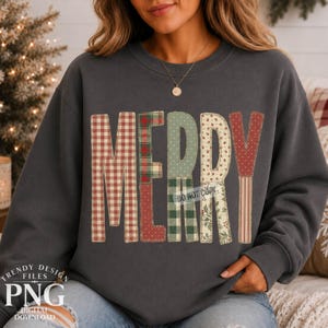 Könnte beinhalten: Ein dunkelgraues Sweatshirt mit Rundhalsausschnitt und dem Wort MERRY in großen Blockbuchstaben. Jeder Buchstabe ist mit einem anderen Patchwork-Muster gefüllt, darunter rot-weißes Vichy-Karo, grünes Schottenkaro, rote Punkte und Blumenmuster.