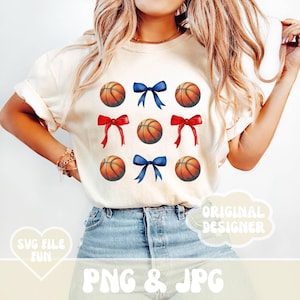 Könnte beinhalten: Ein weißes T-Shirt mit einem Muster aus Basketbällen und roten und blauen Schleifen. Der Text "ORIGINAL DESIGNER" befindet sich auf einer weißen Wolkenform.