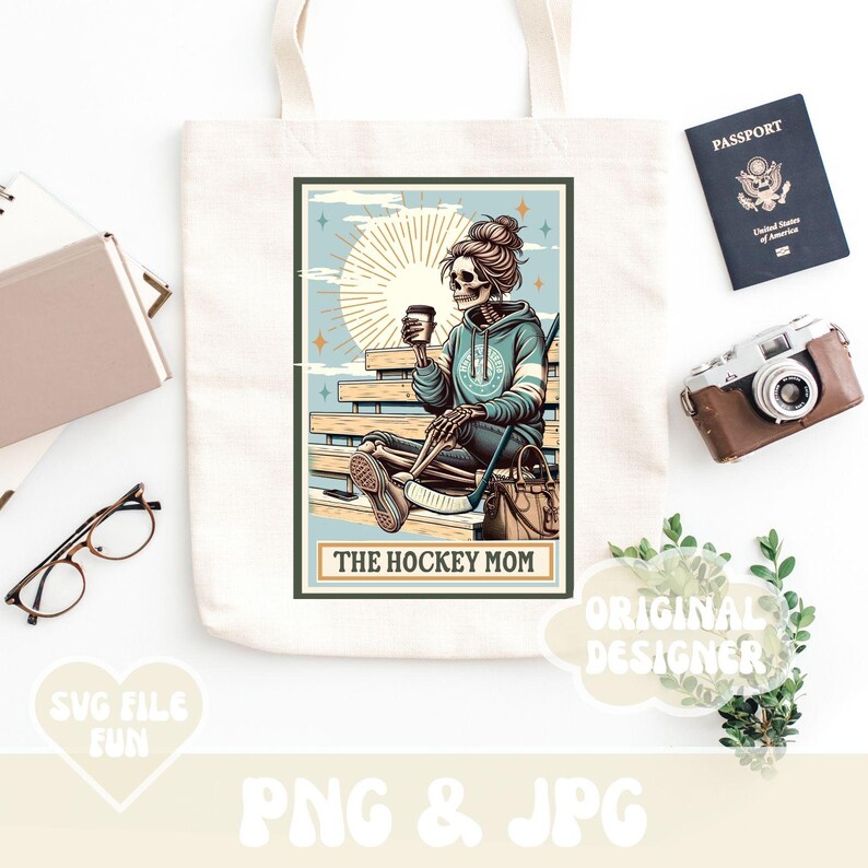 Chemise de maman de hockey PNG, la carte de tarot squelette de maman de hockey PNG, Hockey Mama PNG conception de chemise tendance pour femme de hockey (version chauves-souris supprimées) image 6