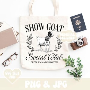 Puede incluir: Un bolso tote de color crema con el texto "SHOW GOAT Social Club" y un gr&aacute;fico de una cabra con una cinta. La imagen incluye un pasaporte, una c&aacute;mara vintage, gafas y un cuaderno. La frase "GROW 'EM AND SHOW 'EM" tambi&eacute;n est&aacute; impresa en el bolso.