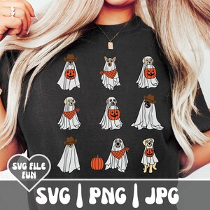 Puede incluir: Camiseta negra con un dise&ntilde;o tem&aacute;tico de Halloween. El dise&ntilde;o incluye ilustraciones de perros disfrazados de fantasmas, con pa&ntilde;uelos y sombreros de vaquero, y sosteniendo calabazas. La camiseta tambi&eacute;n tiene el texto "SVG FILE FUN" y "SVG | PNG | JPG".