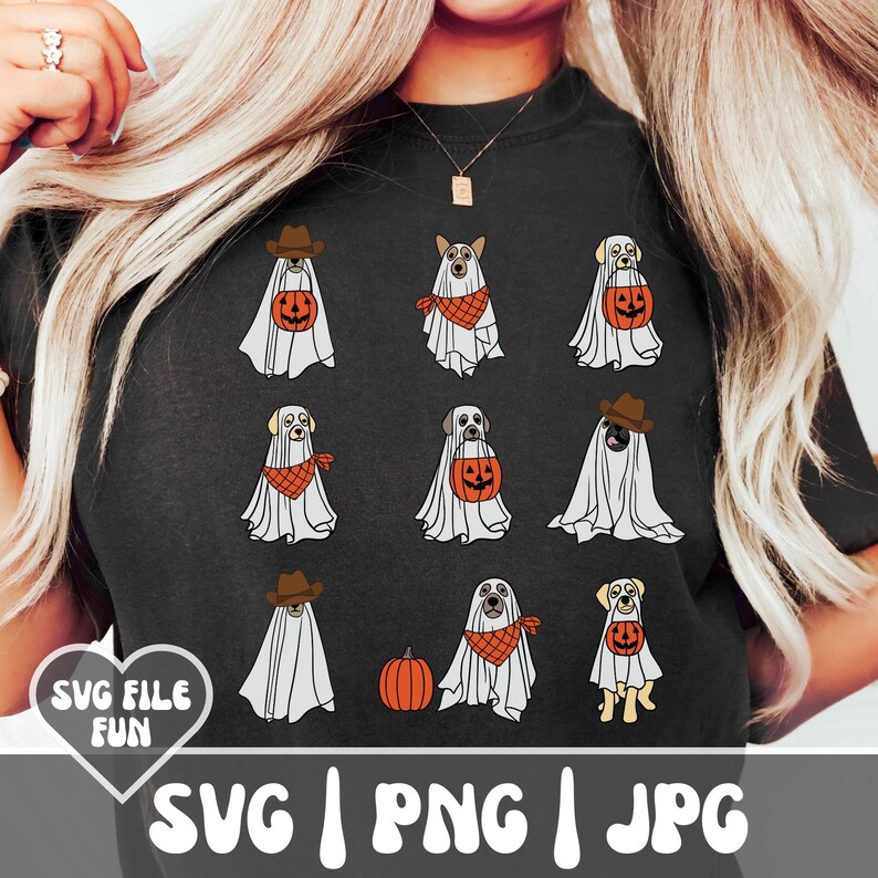 Puede incluir: Camiseta negra con un dise&ntilde;o tem&aacute;tico de Halloween. El dise&ntilde;o incluye ilustraciones de perros disfrazados de fantasmas, con pa&ntilde;uelos y sombreros de vaquero, y sosteniendo calabazas. La camiseta tambi&eacute;n tiene el texto "SVG FILE FUN" y "SVG | PNG | JPG".