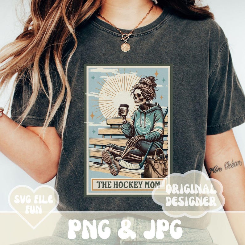 Peut inclure: Illustration num&eacute;rique d'un squelette portant un maillot de hockey et tenant une tasse de caf&eacute;. Le squelette est assis sur un banc avec une crosse de hockey et un sac. Le texte "The Hockey Mom" est sous l'image.