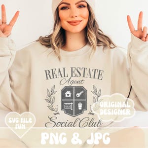 Może przedstawiać: Beżowa bluza z napisem "Real Estate Agent Social Club" w stylu vintage. Tekst jest otoczony grafiką domu, klucza, kubka z kawą i tabliczki "Sprzedane". Napis "Original Designer" znajduje się w kształcie chmury.