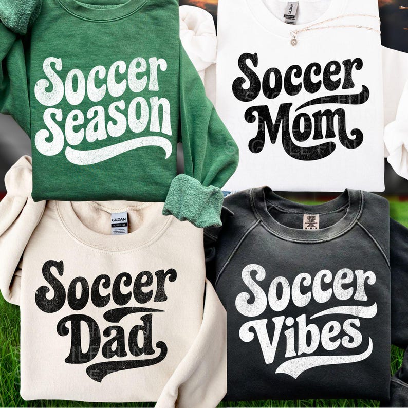 Op de afbeelding: Vier sweatshirts met voetbalthema-tekst. De sweatshirts zijn groen, wit, beige en antracietgrijs. De tekst bevat "Soccer Season", "Soccer Mom", "Soccer Dad" en "Soccer Vibes" in een retro lettertype. De sweatshirts worden weergegeven op een groene ondergrond.