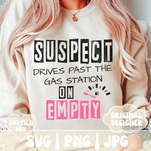 Verdachte SVG, verdachte png, verdachte rijdt langs het tankstation op lege SVG, grappig shirt SVG, Sassy roze trendy shirt print sublimatiebestand
