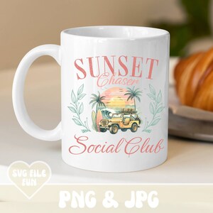 K&ouml;nnte beinhalten: Wei&szlig;e Keramiktasse mit dem Schriftzug "Sunset Chaser Social Club" in Koralle und Hellrosa. Das Design umfasst einen gelben Jeep, Palmen, ein Surfbrett und eine Sonnenuntergangsillustration. Die Tasse hat einen gebogenen Henkel.