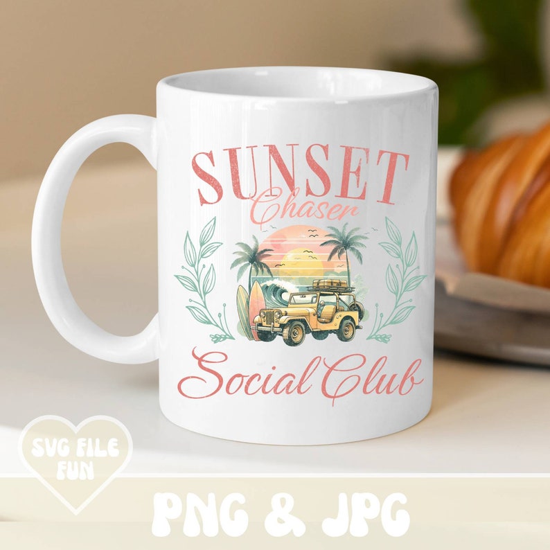 K&ouml;nnte beinhalten: Wei&szlig;e Keramiktasse mit dem Schriftzug "Sunset Chaser Social Club" in Koralle und Hellrosa. Das Design umfasst einen gelben Jeep, Palmen, ein Surfbrett und eine Sonnenuntergangsillustration. Die Tasse hat einen gebogenen Henkel.