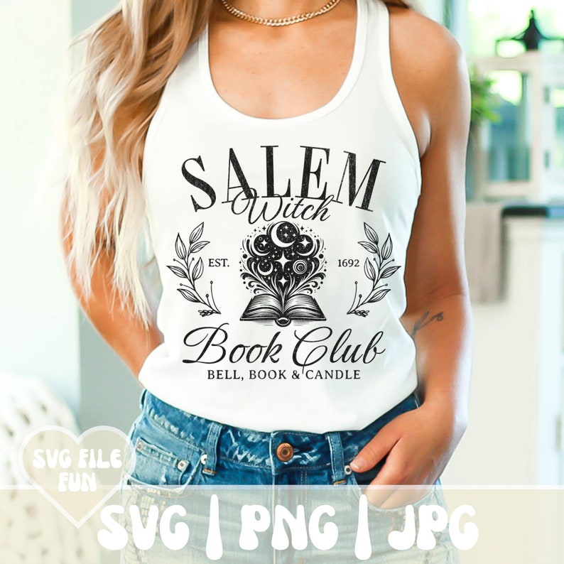 K&ouml;nnte beinhalten: Ein wei&szlig;es Tanktop mit einem schwarz-wei&szlig;en Grafikdesign, auf dem "Salem Witch Book Club" steht, sowie der Text "EST. 1692" und "BELL, BOOK & CANDLE".
