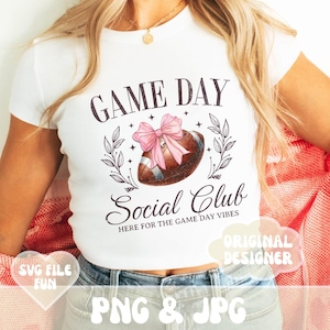 Coquette football Png, football maman Png, couleurs de l'école personnalisées Png, noeud rose football Png, Game Day Social Club PNG, Design tendance chemise automne