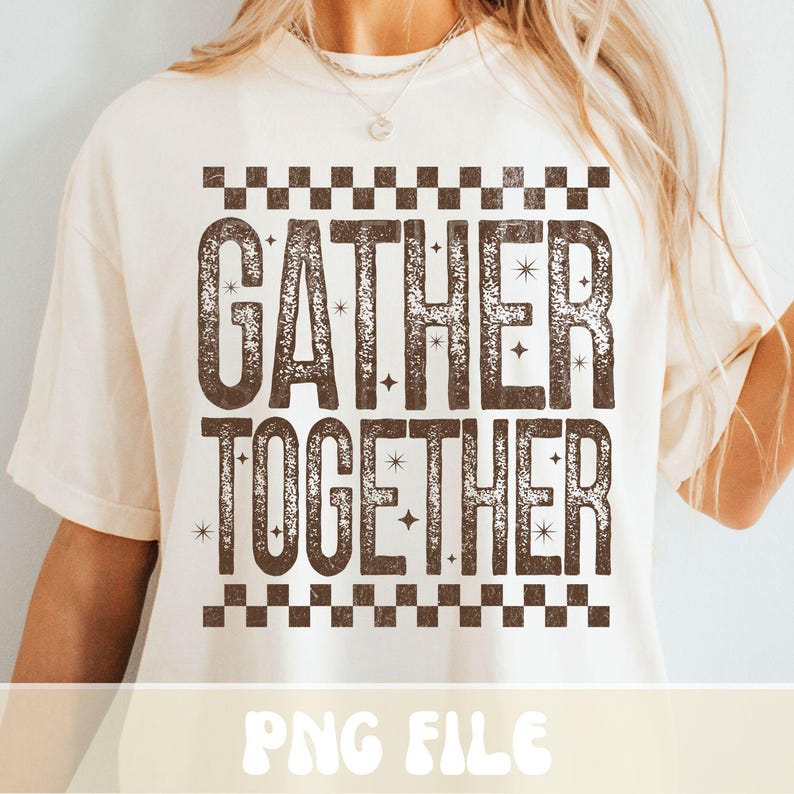 Może przedstawiać: Kremowa koszulka z napisem "GATHER TOGETHER" w postarzanym brązowym kroju pisma. Projekt zawiera wz&oacute;r w szachownicę nad i pod tekstem, z akcentami gwiazd. Słowa "PNG FILE" znajdują się na dole.