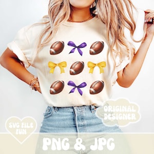Coquette football png, football maman png, couleurs de l'école personnalisées png, noeud violet et or png ballons de football et noeuds école fierté conception de chemise tendance