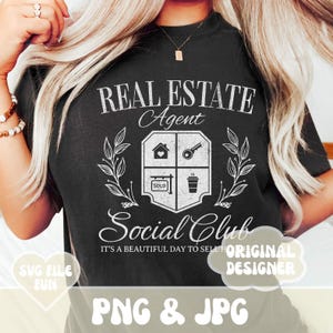K&ouml;nnte beinhalten: Ein schwarzes T-Shirt mit einem wei&szlig;en Grafikdesign, auf dem "Real Estate Agent Social Club It's a beautiful day to sell houses" steht. Die Grafik enth&auml;lt ein Haus, einen Schl&uuml;ssel, ein Schild mit der Aufschrift "Verkauft" und eine Kaffeetasse.