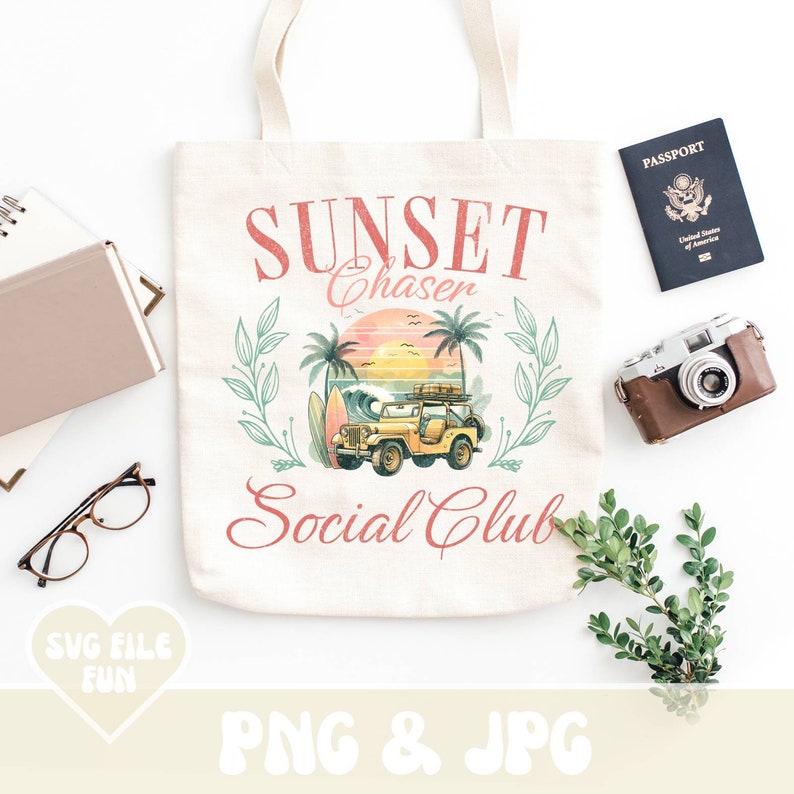 K&ouml;nnte beinhalten: Cremefarbene Tragetasche mit der Aufschrift "Sunset Chaser Social Club" und einer Grafik eines gelben Jeeps am Strand mit Palmen. Ein Reisepass, eine Kamera und Gr&uuml;nzeug sind um die Tasche herum angeordnet.