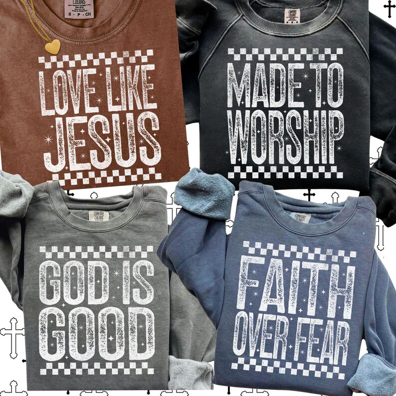K&ouml;nnte beinhalten: Vier Sweatshirts mit Rundhalsausschnitt in Braun, Schwarz, Grau und Blau. Jedes Shirt zeigt eine wei&szlig;e Grafik mit kariertem Rand und inspirierendem Text: "LOVE LIKE JESUS", "MADE TO WORSHIP", "GOD IS GOOD" und "FAITH OVER FEAR".