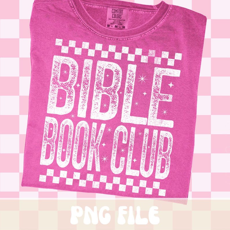 以下が含まれることがあります： 「BIBLE BOOK CLUB」の文字が大きく白でプリントされたピンク色のTシャツ。デザインには市松模様と星のアクセントが含まれています。柔らかい素材で作られたシャツです。