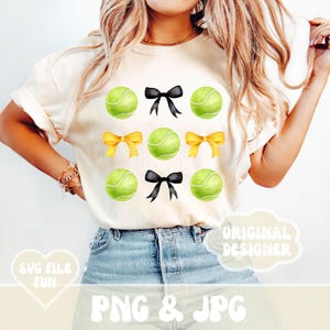 Coquettetennis png, zwarte en gouden strikken en tennisballen, School Pride, Tennis Mama aangepaste kleuren tennisteam, trendy sportmoedershirtontwerp