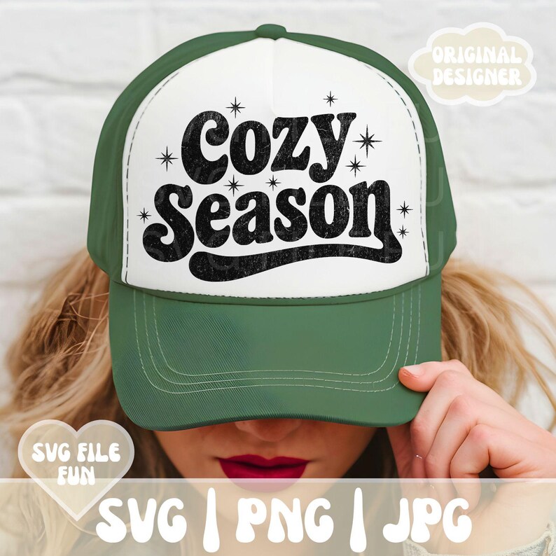 Puede incluir: Gorra de camionero verde y blanca con la frase "Cozy Season" en negro. La gorra tiene una visera curva y una parte trasera de malla. El texto est&aacute; rodeado de peque&ntilde;as estrellas. La imagen tambi&eacute;n incluye el texto "SVG | PNG | JPG".