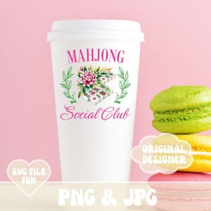 Puede incluir: Vaso de caf&eacute; blanco para llevar con un dise&ntilde;o rosa que dice "Mahjong Social Club". El dise&ntilde;o presenta un arreglo floral con flores rosas y hojas verdes, y una pila de fichas de mahjong.
