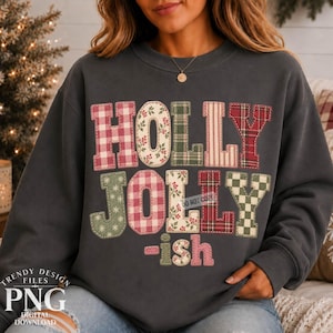 Könnte beinhalten: Ein dunkelgraues Sweatshirt mit Rundhalsausschnitt und dem Schriftzug HOLLY JOLLY-ish im Patchwork-Stil. Jeder Buchstabe ist mit verschiedenen Mustern gefüllt, darunter rot-weißes Gingham, grünes Schottenkaro, rotes Schottenkaro und Stechpalmen.