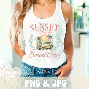 K&ouml;nnte beinhalten: Wei&szlig;es Tanktop mit einem Aufdruck &bdquo;Sunset Chaser Social Club&ldquo;. Das Design zeigt einen gelben Jeep, ein Surfbrett, Palmen und einen Sonnenuntergang. Die W&ouml;rter &bdquo;SVG FILE FUN&ldquo; und &bdquo;PNG & JPG&ldquo; sind ebenfalls sichtbar.