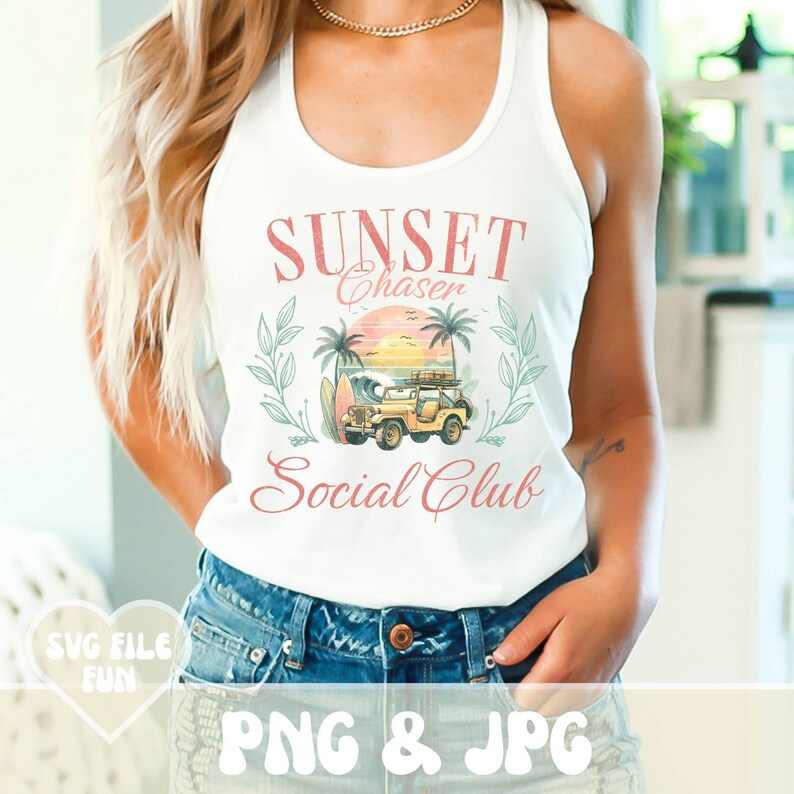 K&ouml;nnte beinhalten: Wei&szlig;es Tanktop mit einem Aufdruck &bdquo;Sunset Chaser Social Club&ldquo;. Das Design zeigt einen gelben Jeep, ein Surfbrett, Palmen und einen Sonnenuntergang. Die W&ouml;rter &bdquo;SVG FILE FUN&ldquo; und &bdquo;PNG & JPG&ldquo; sind ebenfalls sichtbar.