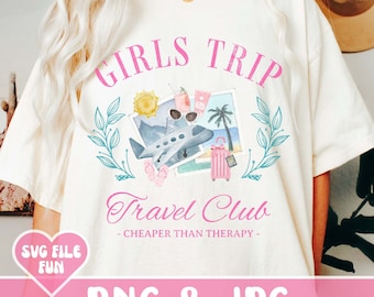 Może przedstawiać: Biała koszulka z różowym nadrukiem graficznym, na którym widnieje napis "Girls Trip Travel Club - Cheaper Than Therapy -" oraz akwarelowa ilustracja samolotu, okularów przeciwsłonecznych, palm i walizki.