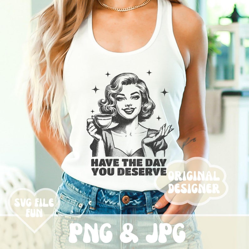 Puede incluir: Camiseta sin mangas blanca con un gr&aacute;fico en blanco y negro de una mujer sosteniendo una taza de caf&eacute;, con el texto "HAVE THE DAY YOU DESERVE". El dise&ntilde;o incluye estrellas y es de estilo retro.