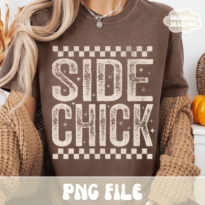 Może przedstawiać: Brązowa koszulka z napisem "SIDE CHICK" w postarzanym, złamanym białym kroju pisma. Tekst jest obramowany wzorem w szachownicę u g&oacute;ry i u dołu. Słowa "PNG FILE" znajdują się na dole koszulki. Słowa "ORIGINAL DESIGNER" znajdują się w prawym g&oacute;rnym rogu.
