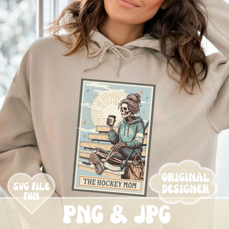 Peut inclure: Une illustration num&eacute;rique d'un squelette portant un maillot de hockey et tenant une tasse de caf&eacute;. Le squelette est assis sur un banc avec un b&acirc;ton de hockey et un sac. Le texte "The Hockey Mom" est sous l'image.