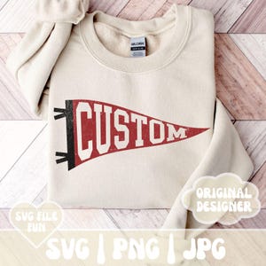 Peut inclure: Un sweat-shirt beige avec un design de fanion rouge et noir qui dit "CUSTOM".