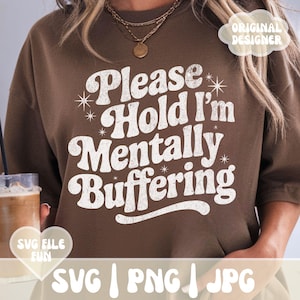 Lustige Arbeits-Hemden SVG, Arbeit Humor SVG PNG Shirt-Design, bitte halten Sie, ich bin mental Buffering Snarky SVG, Retro Trendy Print Sublimationsdatei
