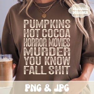Puede incluir: Una sudadera marr&oacute;n con las palabras blancas "PUMPKINS HOT COCOA HORROR MOVIES MURDER YOU KNOW FALL SHIT". Las palabras "PNG & JPG" est&aacute;n en la parte inferior y "ORIGINAL DESIGNER" en la parte superior derecha.