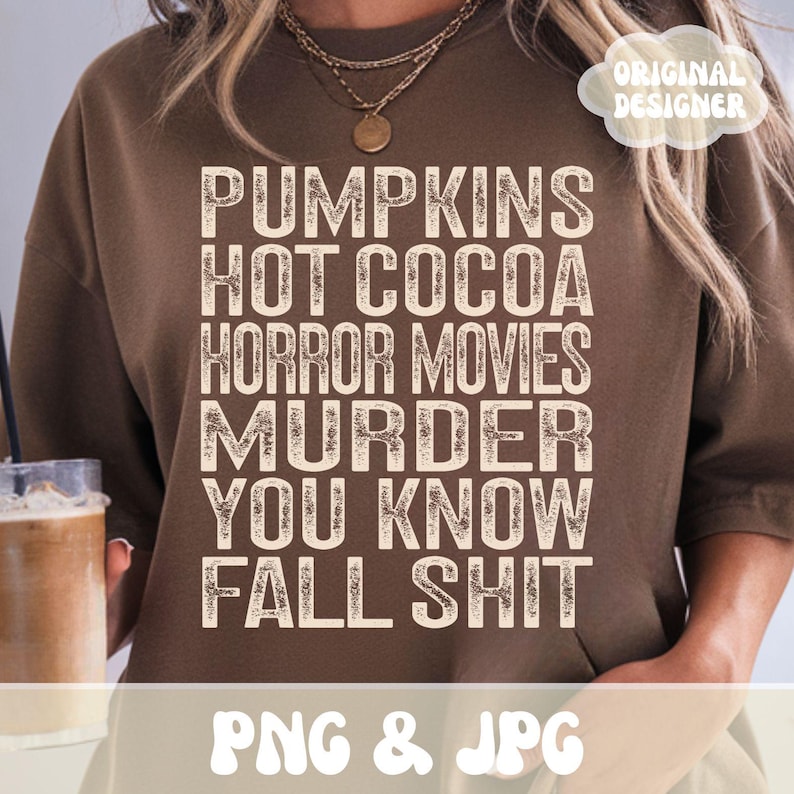 Puede incluir: Una sudadera marr&oacute;n con las palabras blancas "PUMPKINS HOT COCOA HORROR MOVIES MURDER YOU KNOW FALL SHIT". Las palabras "PNG & JPG" est&aacute;n en la parte inferior y "ORIGINAL DESIGNER" en la parte superior derecha.