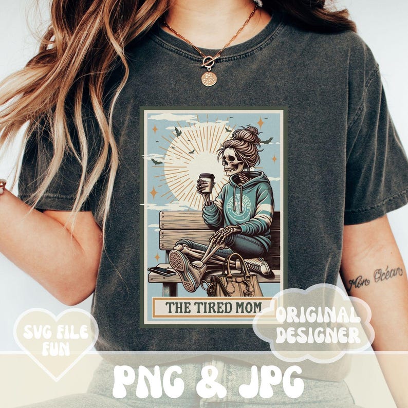 K&ouml;nnte beinhalten: Eine Illustration im Vintage-Stil einer Skelettfrau, die auf einer Bank sitzt und eine Tasse Kaffee h&auml;lt. Der Text "The Tired Mom" befindet sich unter dem Bild.